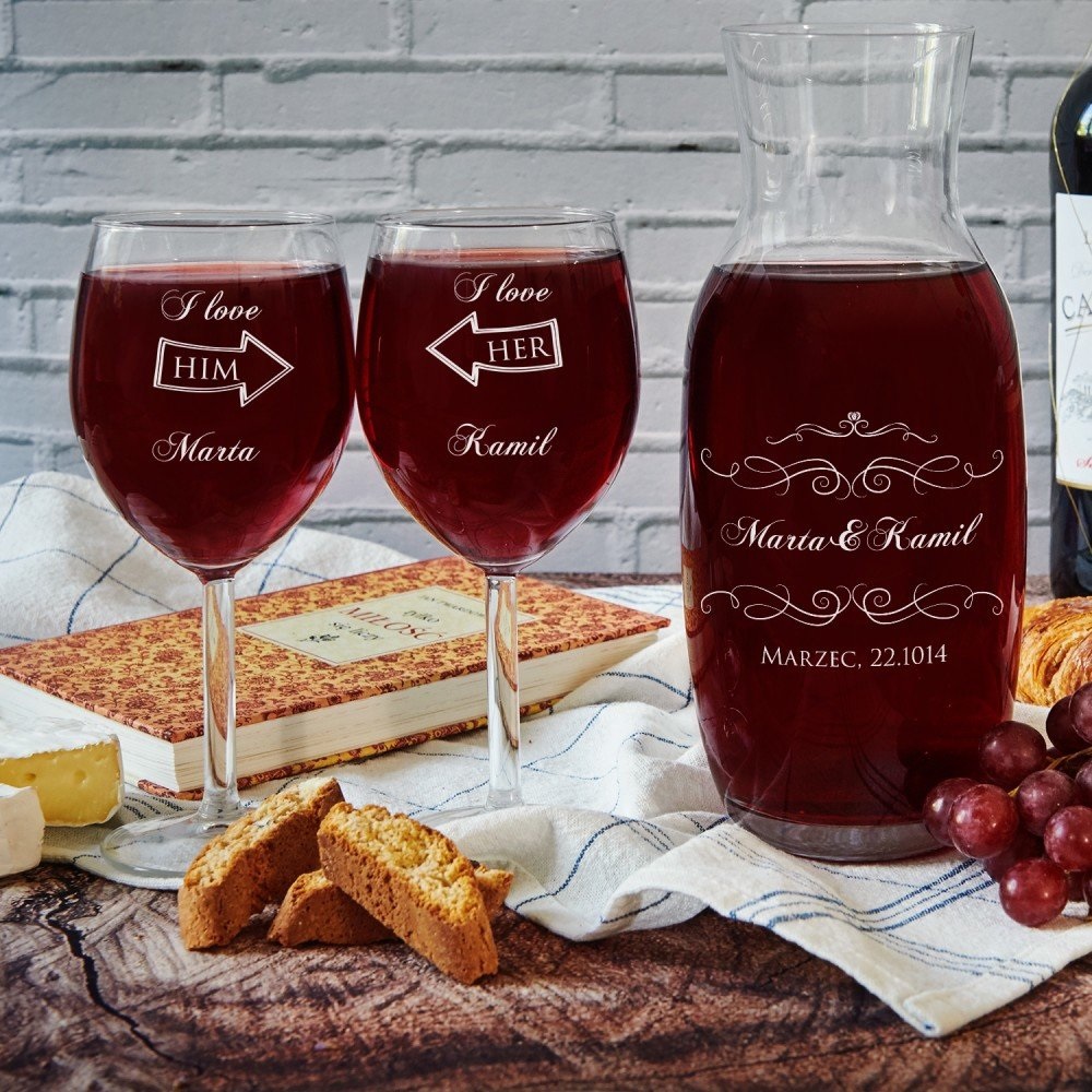 karafka i kieliszki do wina - romantyczny prezent dla narzeczonej