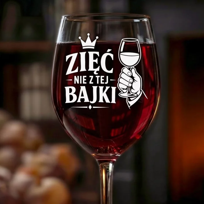 Kieliszek Do Wina Dla Zięcia Prezent Dla Mężczyzny: Zięć Nie Z Tej Bajki Kieliszek Do Wina Dla Zięcia Prezent Dla Mężczyzny: Zięć Nie Z Tej Bajki