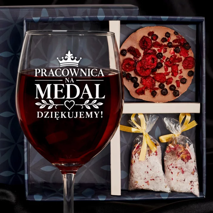 Zestaw Prezenowy Z Kieliszkiem Do Wina Dla Pracownicy: Pracownica Na Medal