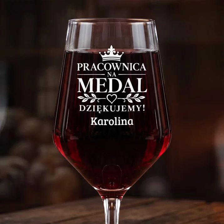 Mega Kieliszek Do Wina z Grawerem Dla Pracownicy Prezent Dla Kobiety: Pracownica Na Medal