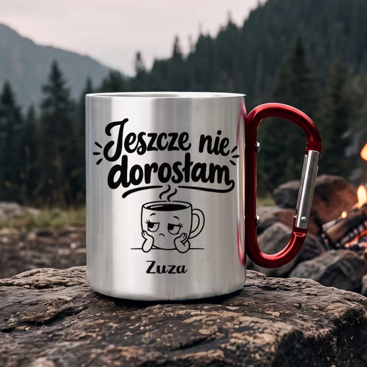 Kubek Metalowy z Karabińczykiem Na 45 Urodziny Prezent Dla 45 Latki Kobiety: Jeszcze Nie Dorosłam Kubek Metalowy z Karabińczykiem Na 45 Urodziny Prezent Dla 45 Latki Kobiety: Jeszcze Nie Dorosłam