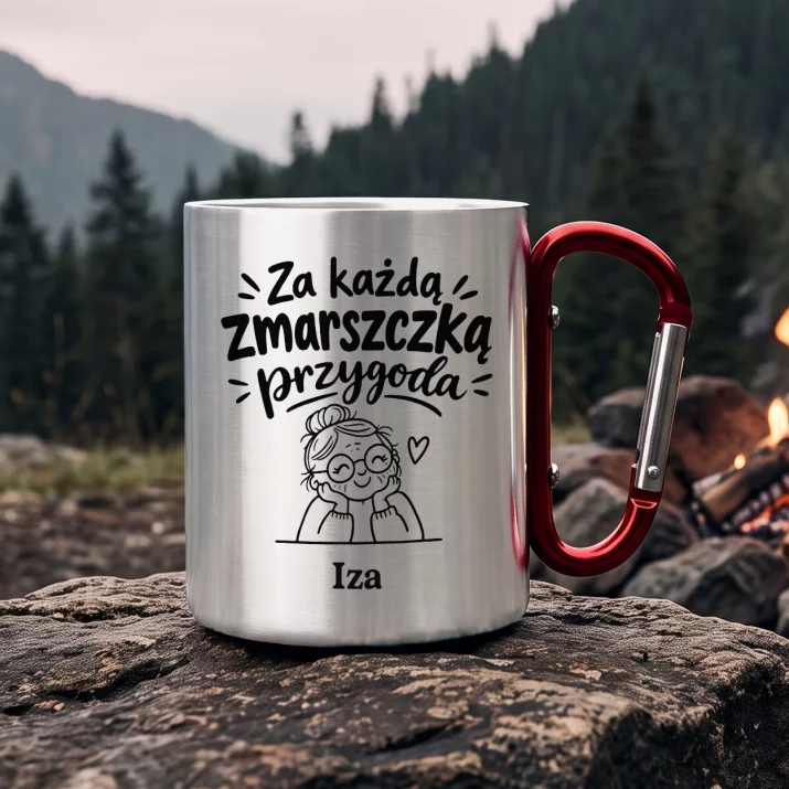 Kubek Metalowy z Karabińczykiem Dla Prababci Prezent Na Dzień Babci Dla Kobiety: Za Każdą Zmarszczką Kubek Metalowy z Karabińczykiem Dla Prababci Prezent Na Dzień Babci Dla Kobiety: Za Każdą Zmarszczką