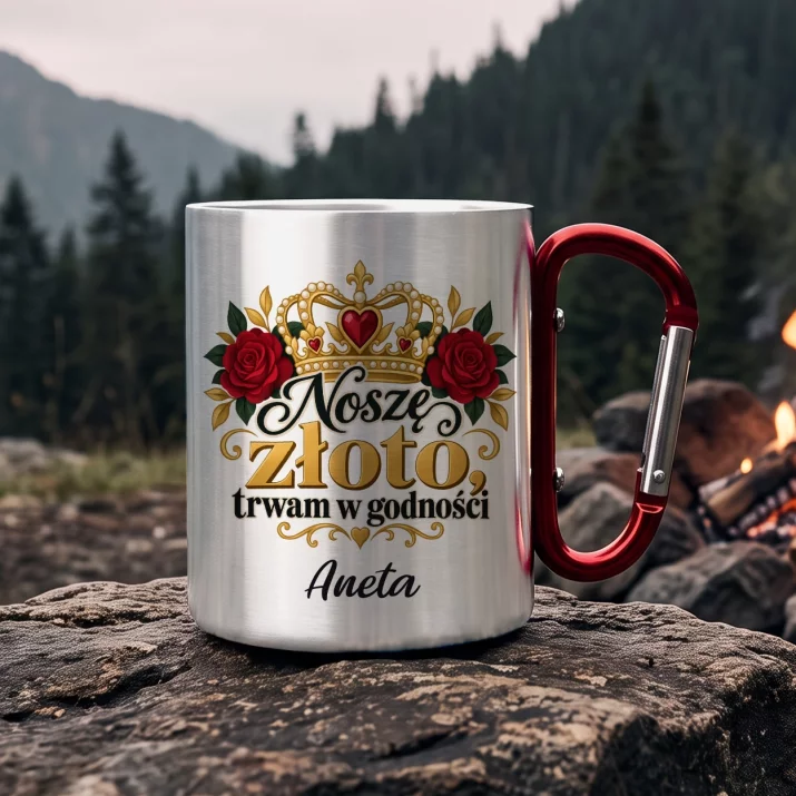 Kubek Metalowy z Karabińczykiem Na 50 Rocznicę Ślubu Prezent Dla Kobiety: Noszę Złoto, Trwam W Kubek Metalowy z Karabińczykiem Na 50 Rocznicę Ślubu Prezent Dla Kobiety: Noszę Złoto, Trwam W