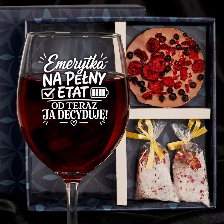 Zestaw Prezenowy Z Kieliszkiem Do Wina Na Odejście Na Emeryturę: Emerytka Na Pełny Etat Zestaw Prezenowy Z Kieliszkiem Do Wina Na Odejście Na Emeryturę: Emerytka Na Pełny Etat