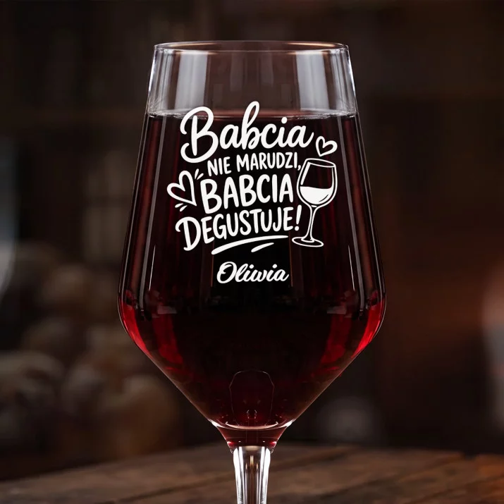 Mega Kieliszek Do Wina z Grawerem Dla Babci Prezent Na Dzień Babci Dla Kobiety: Babcia Degustuje Mega Kieliszek Do Wina z Grawerem Dla Babci Prezent Na Dzień Babci Dla Kobiety: Babcia Degustuje