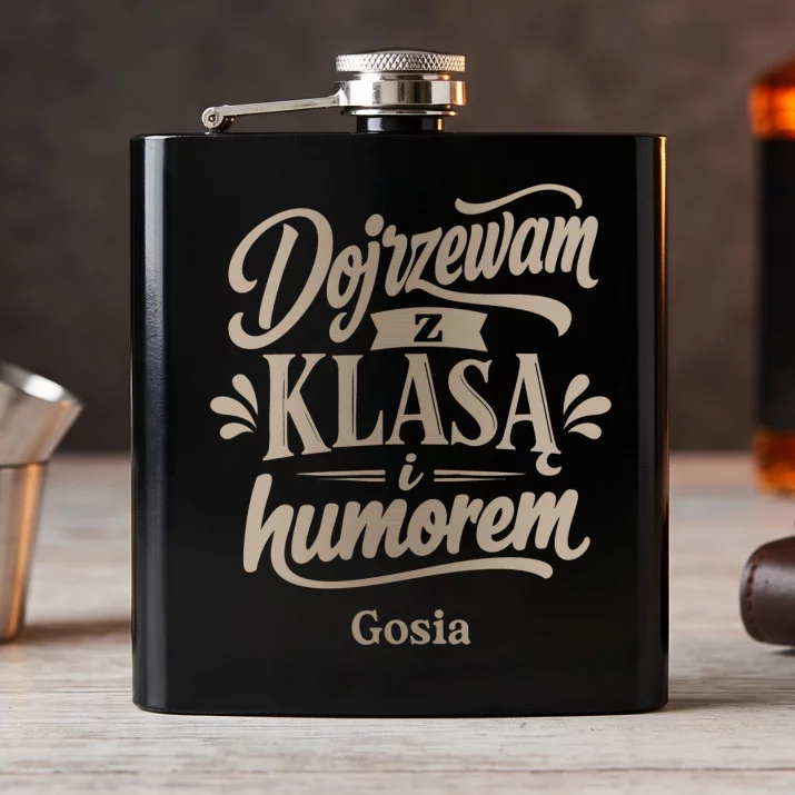 Piersiówka z Grawerem Dla 70 Latki Prezent Na 70 Urodziny Dla Kobiety: Dojrzewam Z Klasą I