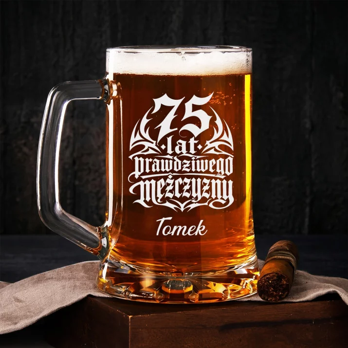 Kufel Personalizowany z Grawerem Dla Mężczyzny Na 75 Urodziny Prezent: Tribalowy Styl Jubilata Kufel Personalizowany z Grawerem Dla Mężczyzny Na 75 Urodziny Prezent: Tribalowy Styl Jubilata