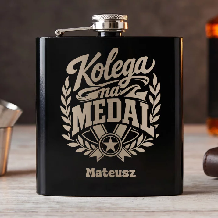 Piersiówka Z Grawerem Dla Kolegi Prezent Dla Mężczyzny: Wieczorny Toast Piersiówka Z Grawerem Dla Kolegi Prezent Dla Mężczyzny: Wieczorny Toast