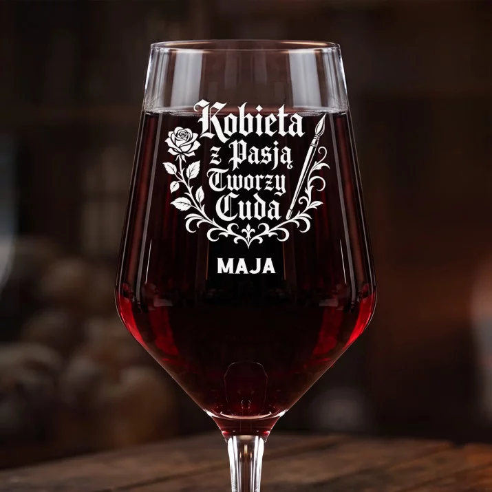 Mega Kieliszek Do Wina z Grawerem Na Dzień Kobiet Prezent Dla Kobiety Kobiety: Kobieta Z Pasją Mega Kieliszek Do Wina z Grawerem Na Dzień Kobiet Prezent Dla Kobiety Kobiety: Kobieta Z Pasją