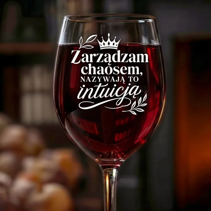 Kieliszek Do Wina Dla Przyjaciółki Prezent Dla Kobiety: Zarządzam Chaosem - Intuicja Kieliszek Do Wina Dla Przyjaciółki Prezent Dla Kobiety: Zarządzam Chaosem - Intuicja