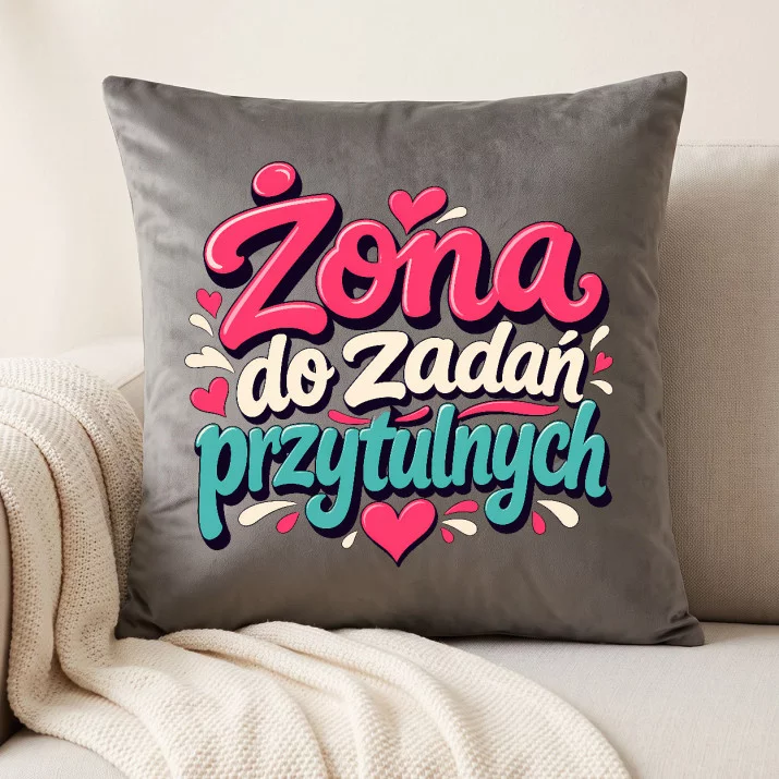 Poduszka Dekoracyjna Dla Żony Prezent Na Rocznicę Ślubu Dla Kobiety: Żona Do Zadań Przytulnych Poduszka Dekoracyjna Dla Żony Prezent Na Rocznicę Ślubu Dla Kobiety: Żona Do Zadań Przytulnych