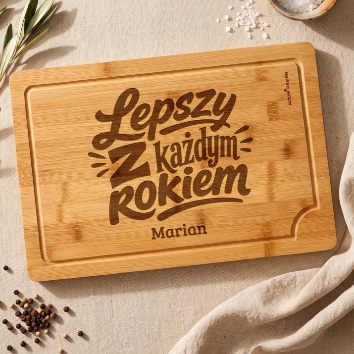 Deska Do Krojenia z Grawerem Dla 50 Latka Prezent Na 50 Urodziny Dla Mężczyzny: Lepszy Z Każdym Rokiem Deska Do Krojenia z Grawerem Dla 50 Latka Prezent Na 50 Urodziny Dla Mężczyzny: Lepszy Z Każdym Rokiem