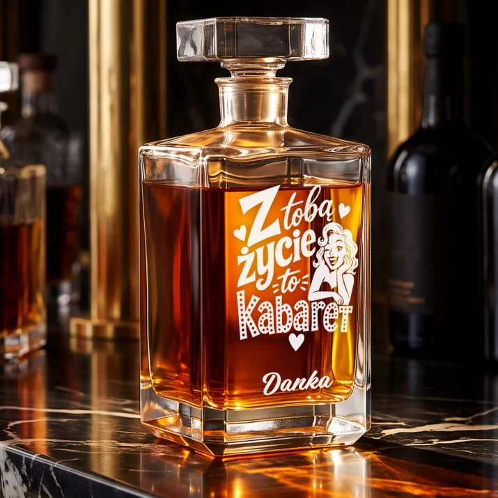 Karafka Do Whisky z Grawerem Na Rocznicę Ślubu Prezent Na Walentynki Dla Kobiety: Z Tobą Życie To Kabaret