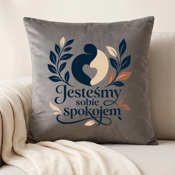Poduszka Dekoracyjna Na Rocznicę Prezent Na Walentynki Dla Pary: Jesteśmy Sobie Spokojem Poduszka Dekoracyjna Na Rocznicę Prezent Na Walentynki Dla Pary: Jesteśmy Sobie Spokojem