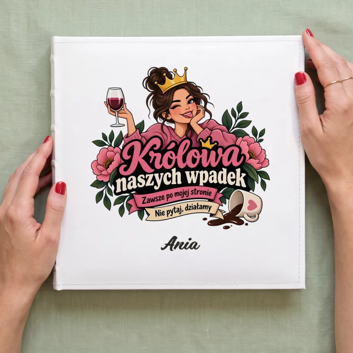 Album Na Zdjęcia Tradycyjny Dla Przyjaciółki Prezent Dla Kobiety: Królowa Naszych Wpadek Album Na Zdjęcia Tradycyjny Dla Przyjaciółki Prezent Dla Kobiety: Królowa Naszych Wpadek
