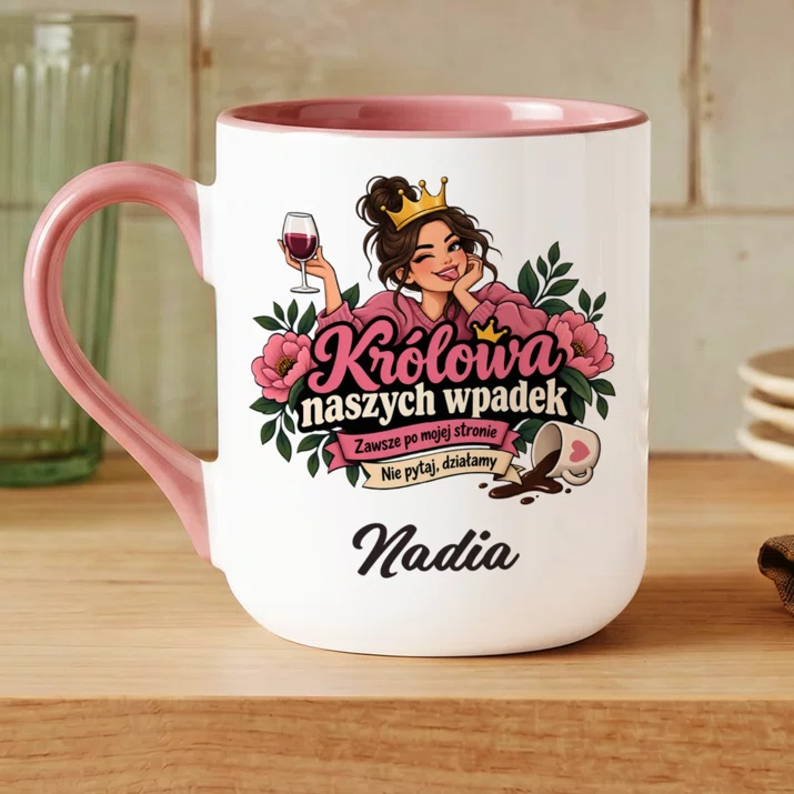 Kubek Personalizowany Dla Przyjaciółki Prezent Dla Kobiety: Królowa Naszych Wpadek Kubek Personalizowany Dla Przyjaciółki Prezent Dla Kobiety: Królowa Naszych Wpadek