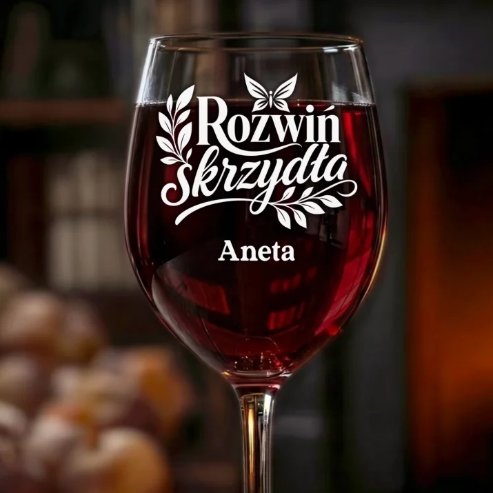 Kieliszek Do Wina z Grawerem Na Osiemnastkę Prezent Dla Kobiety: Rozwiń Skrzydła
