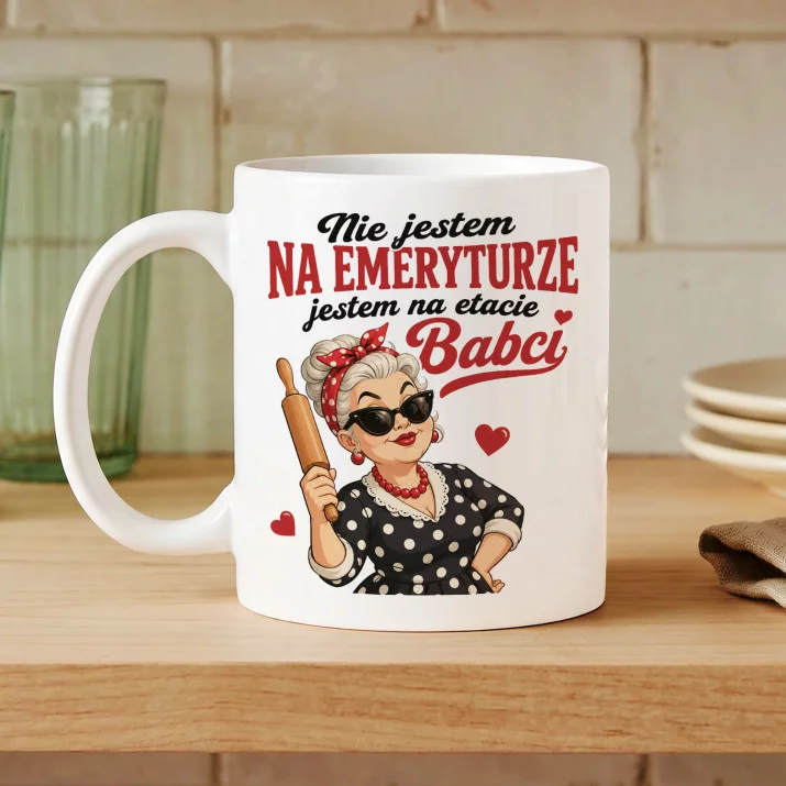Kubek Z Nadrukiem Na Dzień Babci Prezent Dla Babci Kobiety: Jestem Na Etacie Kubek Z Nadrukiem Na Dzień Babci Prezent Dla Babci Kobiety: Jestem Na Etacie