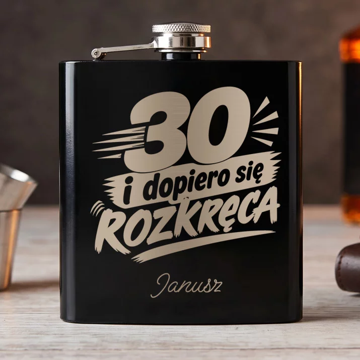 Piersiówka z Grawerem Na 30 Prezent Na 30 Urodziny Dla Mężczyzny: 30 I Dopiero Się Rozkręca Piersiówka z Grawerem Na 30 Prezent Na 30 Urodziny Dla Mężczyzny: 30 I Dopiero Się Rozkręca