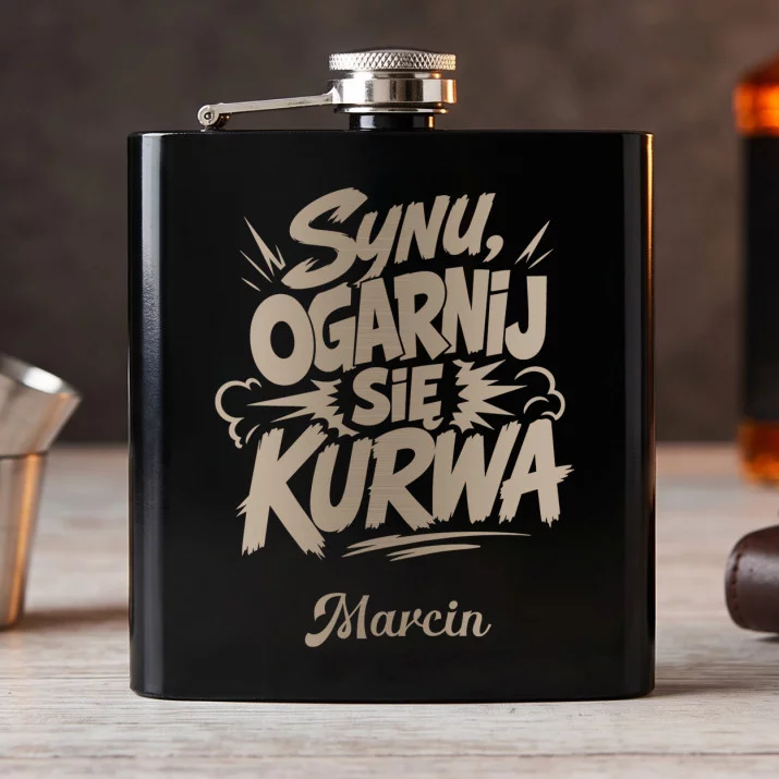 Piersiówka Z Grawerem Dla Dorosłego Syna Prezent Dla Mężczyzny: Bezczelny Synowski Humor Piersiówka Z Grawerem Dla Dorosłego Syna Prezent Dla Mężczyzny: Bezczelny Synowski Humor