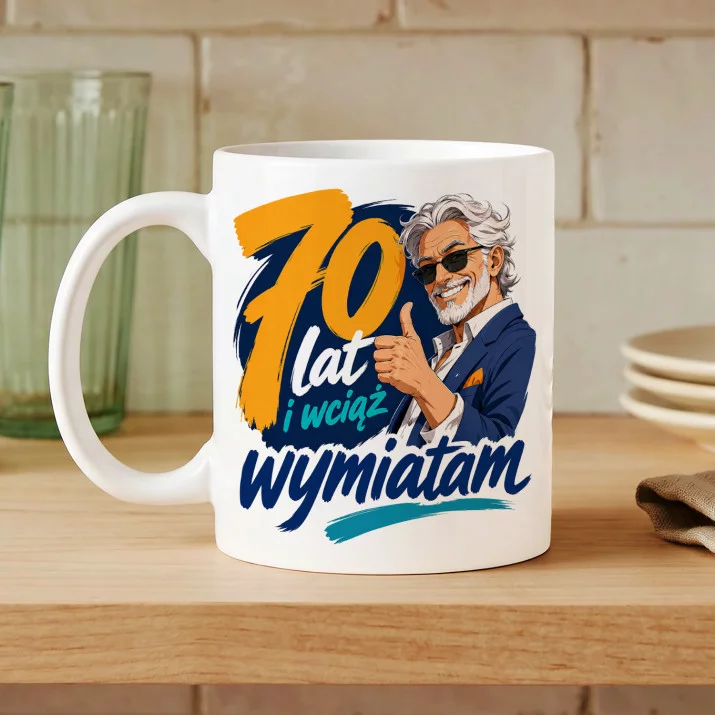 Kubek Z Nadrukiem Na 70 Urodziny Prezent Dla Mężczyzny: I Wciąż Wymiatam Kubek Z Nadrukiem Na 70 Urodziny Prezent Dla Mężczyzny: I Wciąż Wymiatam