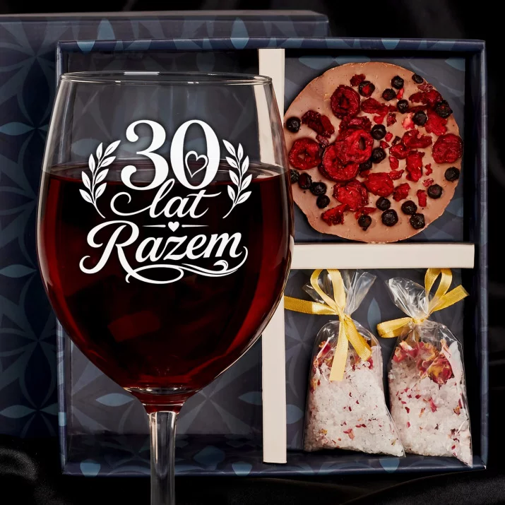 Zestaw Prezenowy Z Kieliszkiem Do Wina Na 30 Rocznicę Ślubu: 30 Lat Razem Zestaw Prezenowy Z Kieliszkiem Do Wina Na 30 Rocznicę Ślubu: 30 Lat Razem