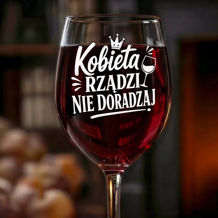 Kieliszek Do Wina Na Dzień Kobiet Prezent Dla Kobiety Kobiety: Kobieta Rządzi Grawer Kieliszek Do Wina Na Dzień Kobiet Prezent Dla Kobiety Kobiety: Kobieta Rządzi Grawer