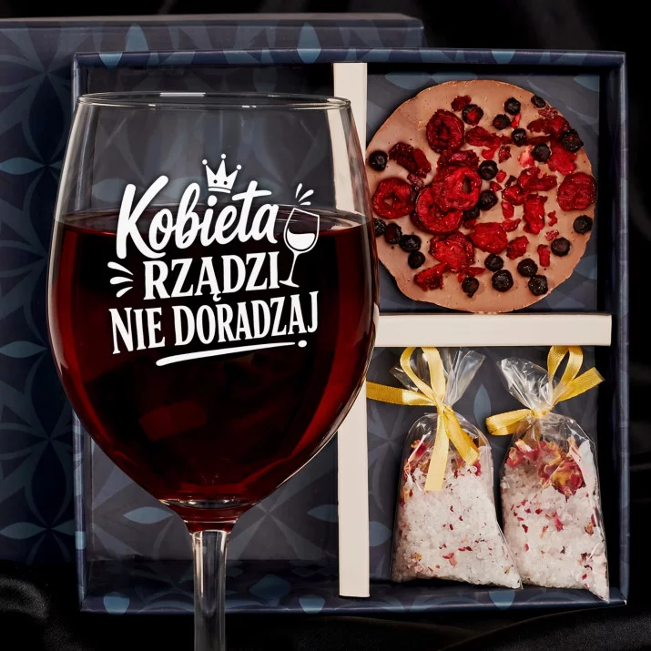 Zestaw Prezenowy Z Kieliszkiem Do Wina Na Dzień Kobiet: Kobieta Rządzi Grawer Zestaw Prezenowy Z Kieliszkiem Do Wina Na Dzień Kobiet: Kobieta Rządzi Grawer