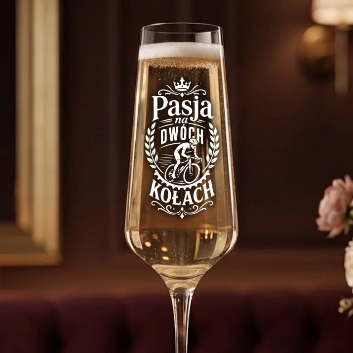 Kieliszek Do Szampana Z Grawerem Dla Kolarza Prezent Dla Mężczyzny: Elegancki Emblemat Kolarski Kieliszek Do Szampana Z Grawerem Dla Kolarza Prezent Dla Mężczyzny: Elegancki Emblemat Kolarski
