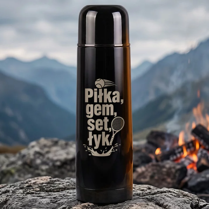 Termos 500ml Dla Tenisistki Prezent Dla Kobiety: Piłka, Gem, Set, Łyk Termos 500ml Dla Tenisistki Prezent Dla Kobiety: Piłka, Gem, Set, Łyk