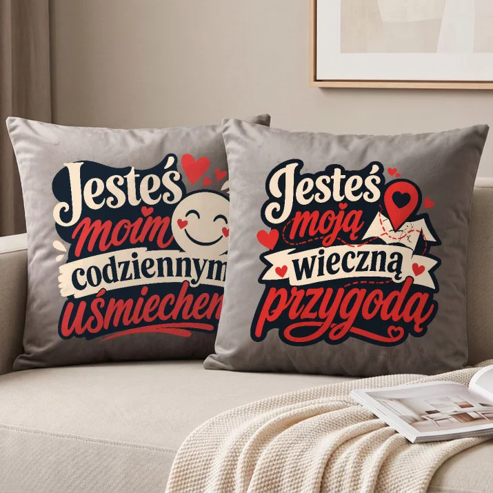 Poduszki Dekoracyjne Na Walentynki Prezent Na Rocznicę Dla Pary: Uśmiech I Przygoda Poduszki Dekoracyjne Na Walentynki Prezent Na Rocznicę Dla Pary: Uśmiech I Przygoda