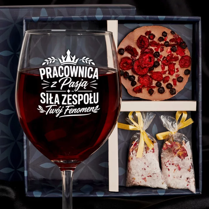 Zestaw Prezenowy Z Kieliszkiem Do Wina Dla Pracownicy: Pracownica Z Pasją Zestaw Prezenowy Z Kieliszkiem Do Wina Dla Pracownicy: Pracownica Z Pasją