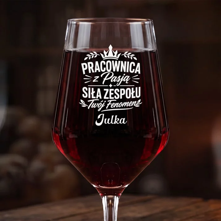 Mega Kieliszek Do Wina z Grawerem Dla Pracownicy Prezent Dla Kobiety: Pracownica Z Pasją Mega Kieliszek Do Wina z Grawerem Dla Pracownicy Prezent Dla Kobiety: Pracownica Z Pasją