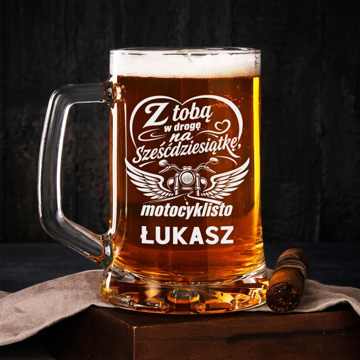 Kufel Personalizowany z Grawerem Na 60 Urodziny Dla Motocyklisty Prezent: Miłość Na Trasie Kufel Personalizowany z Grawerem Na 60 Urodziny Dla Motocyklisty Prezent: Miłość Na Trasie