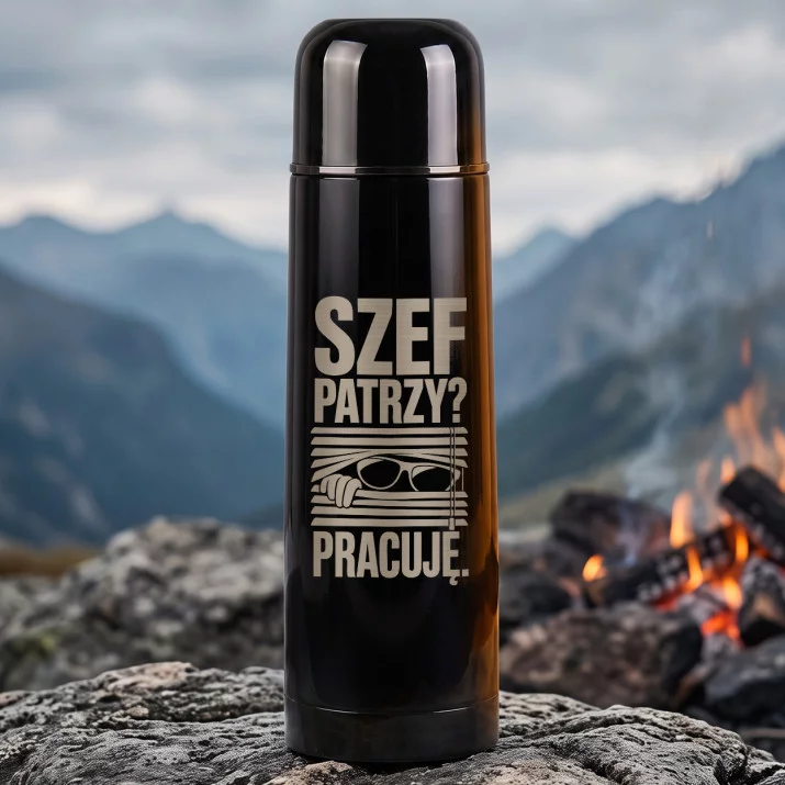 Termos 500ml Dla Kolegi Z Pracy Prezent Dla Mężczyzny: Szef Patrzy? Pracuję. Termos 500ml Dla Kolegi Z Pracy Prezent Dla Mężczyzny: Szef Patrzy? Pracuję.