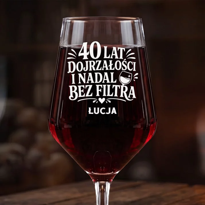 Mega Kieliszek Do Wina z Grawerem Na 40 Urodziny Prezent Dla 40 Latki Kobiety: 40 Lat Bez Filtra Mega Kieliszek Do Wina z Grawerem Na 40 Urodziny Prezent Dla 40 Latki Kobiety: 40 Lat Bez Filtra