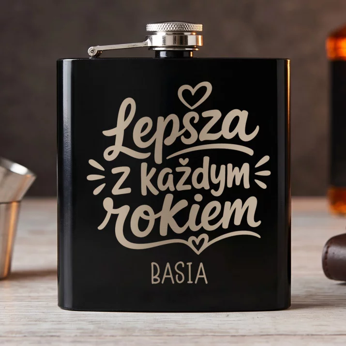 Piersiówka z Grawerem Na Rocznicę Prezent Na Walentynki Dla Kobiety: Lepsza Z Każdym Rokiem Piersiówka z Grawerem Na Rocznicę Prezent Na Walentynki Dla Kobiety: Lepsza Z Każdym Rokiem