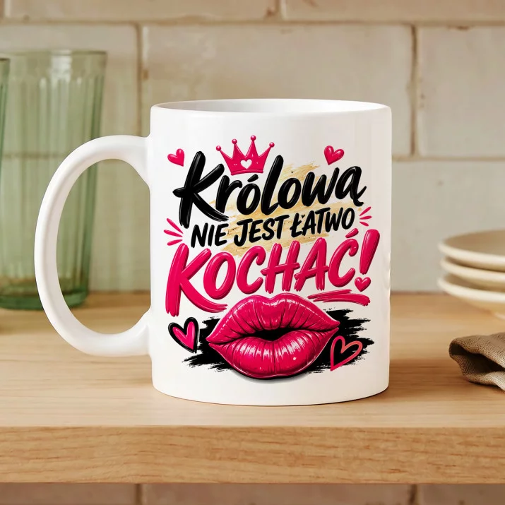 Kubek Z Nadrukiem Dla Ukochanej Prezent Na Walentynki Dla Kobiety: Królową Nie Jest Łatwo Kochać Kubek Z Nadrukiem Dla Ukochanej Prezent Na Walentynki Dla Kobiety: Królową Nie Jest Łatwo Kochać
