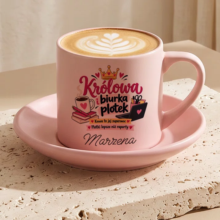 Filiżanka Personalizowana Dla Koleżanki Z Pracy Prezent Dla Kobiety: Królowa Biurka I Plotek Filiżanka Personalizowana Dla Koleżanki Z Pracy Prezent Dla Kobiety: Królowa Biurka I Plotek