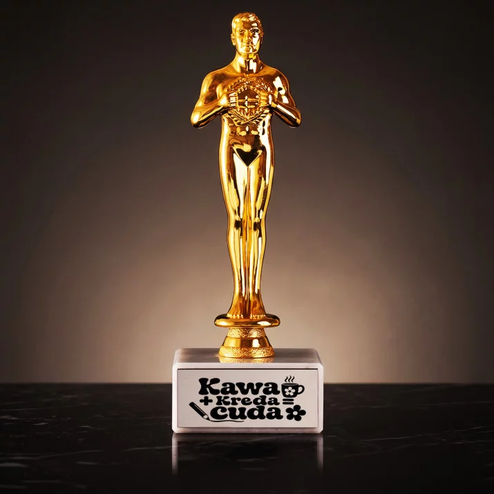 Statuetka Z Grawerem Dla Nauczyciela Prezent Na Dzień Nauczyciela Dla Mężczyzny: Kawa + Kreda = Cuda