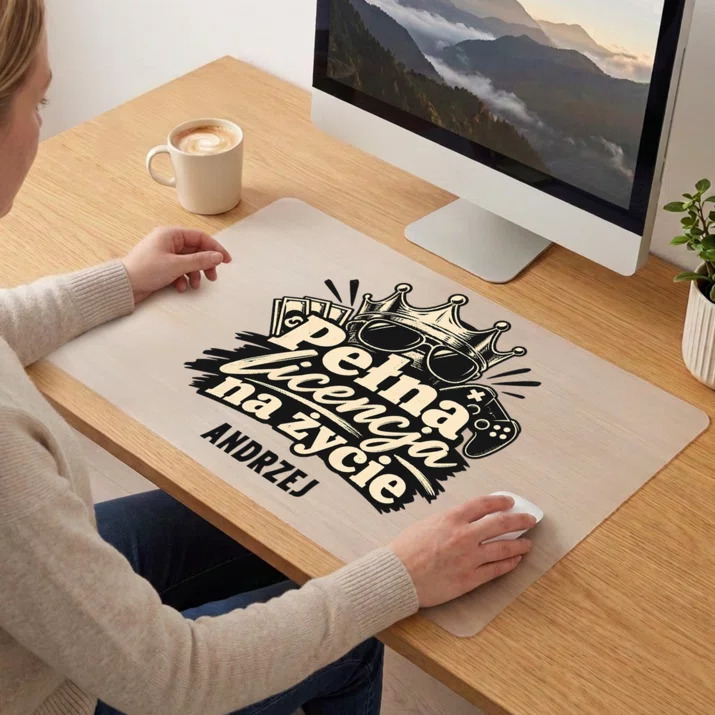 Podkładka Na Biurko 40x60cm Na 18 Urodziny Prezent Dla Mężczyzny: Pełna Licencja Na Życie Podkładka Na Biurko 40x60cm Na 18 Urodziny Prezent Dla Mężczyzny: Pełna Licencja Na Życie