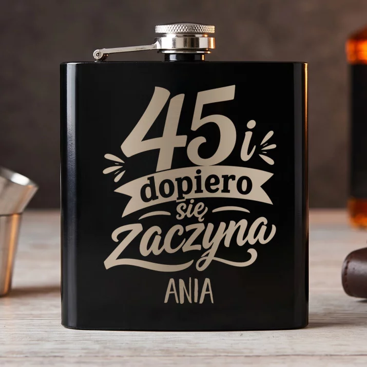 Piersiówka z Grawerem Na 45 Urodziny Prezent Dla 45 Latki Kobiety: 45 I Dopiero Się Zaczyna Piersiówka z Grawerem Na 45 Urodziny Prezent Dla 45 Latki Kobiety: 45 I Dopiero Się Zaczyna