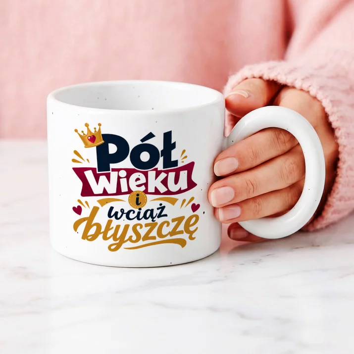 Kubek Z Okrągłym Uchem Na Złote Gody Prezent Dla Kobiety: Chibi Złota Energia Kubek Z Okrągłym Uchem Na Złote Gody Prezent Dla Kobiety: Chibi Złota Energia