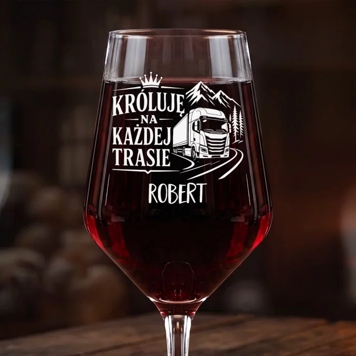 Mega Kieliszek Do Wina z Grawerem Dla Kierowcy Zawodowego Prezent Dla Mężczyzny: Króluję Na Trasie Mega Kieliszek Do Wina z Grawerem Dla Kierowcy Zawodowego Prezent Dla Mężczyzny: Króluję Na Trasie