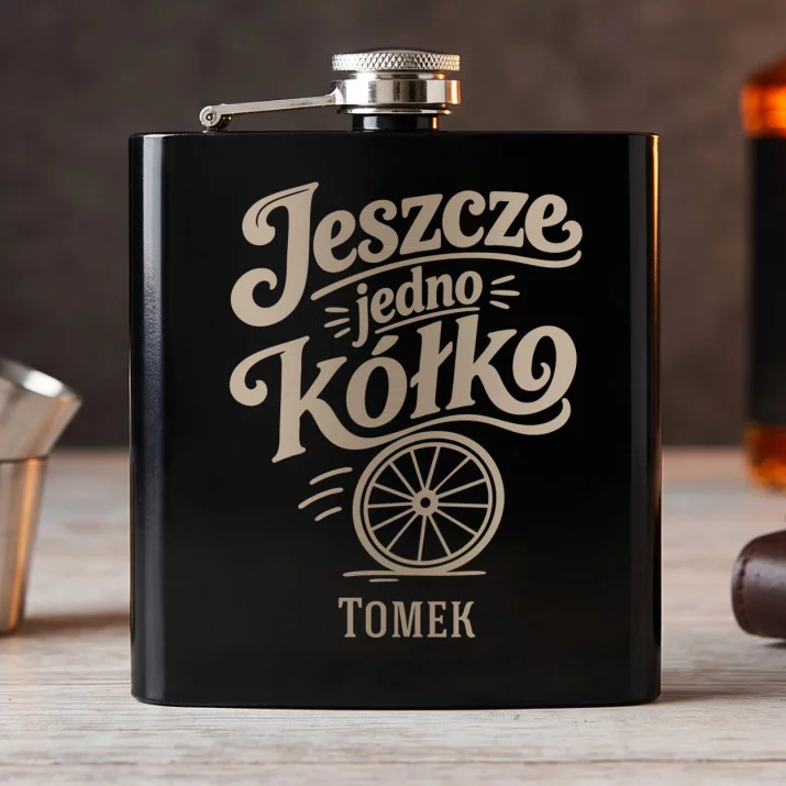 Piersiówka z Grawerem Dla Kolarza Prezent Dla Mężczyzny: Jeszcze Jedno Kółko Piersiówka z Grawerem Dla Kolarza Prezent Dla Mężczyzny: Jeszcze Jedno Kółko