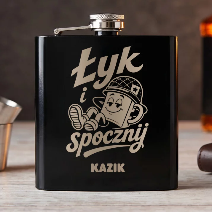 Piersiówka Z Grawerem Dla Wojskowego Prezent Na Przysięgę Wojskową Dla Mężczyzny: Łyk I Spocznij Piersiówka Z Grawerem Dla Wojskowego Prezent Na Przysięgę Wojskową Dla Mężczyzny: Łyk I Spocznij