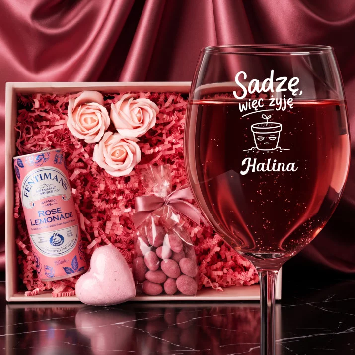 Zestaw Prezenowy z Kieliszkiem do Wina Dla Ogrodniczki Dla Kobiety: Sadzę, Więc Żyję Zestaw Prezenowy z Kieliszkiem do Wina Dla Ogrodniczki Dla Kobiety: Sadzę, Więc Żyję
