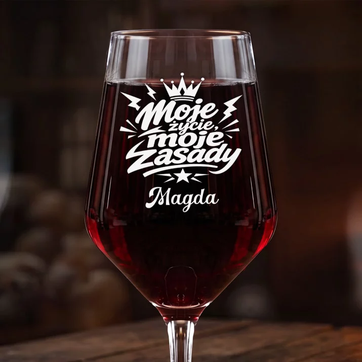 Mega Kieliszek Do Wina z Grawerem Dla Młodej Kobiety Prezent Dla Kobiety: Moje Życie, Moje Zasady Mega Kieliszek Do Wina z Grawerem Dla Młodej Kobiety Prezent Dla Kobiety: Moje Życie, Moje Zasady