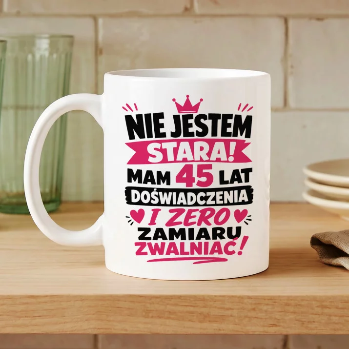 Kubek Z Nadrukiem Dla 45 Latki Prezent Na 45 Urodziny Dla Kobiety: Nie Jestem Stara 45