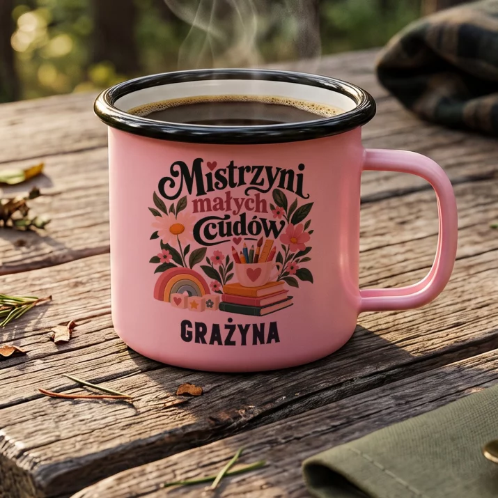 Kubek Emaliowany Na Zakończenie Przedszkola Prezent Dla Kobiety: Mistrzyni Małych Cudów Kubek Emaliowany Na Zakończenie Przedszkola Prezent Dla Kobiety: Mistrzyni Małych Cudów